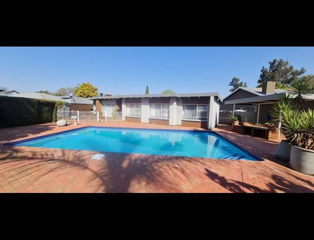 5 BEDROOM HOUSE FOR SALE IN DORINGKLOOF